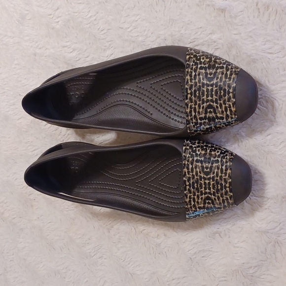 NWOT dressy Crocs, sz 9W, brown with a lizard type design on the front. - Picture 2 of 8